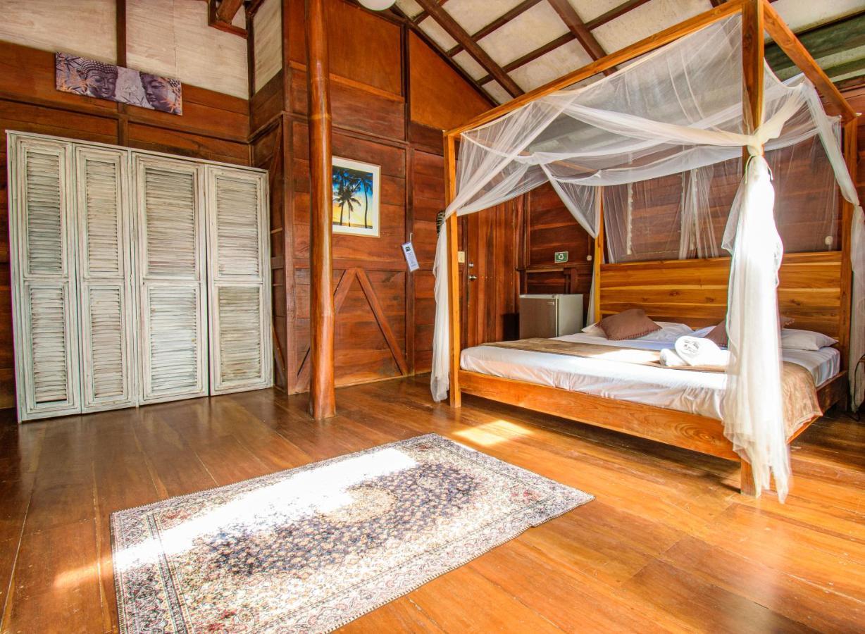 Funky Monkey Lodge Playa Santa Teresa  エクステリア 写真